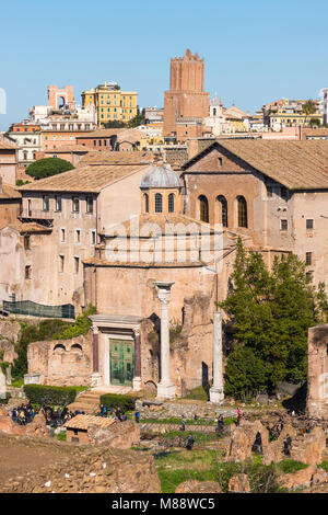 Das antike Rom City Skyline mit Santi Cosma e Damiano Kirche am Forum Romanum. Rom. Latium. Italien. Stockfoto