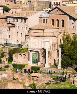 Das antike Rom City Skyline mit Santi Cosma e Damiano Kirche am Forum Romanum. Rom. Latium. Italien. Stockfoto