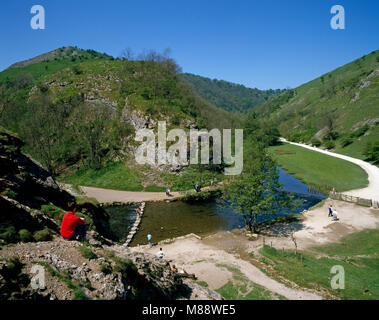 Touristen in Dovedale Derbyshire England Großbritannien Stockfoto