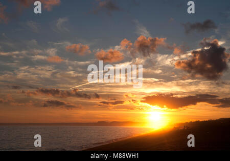 Suche West down Chesil Beach, Dorset England UK GB in Richtung Golden Cap mit Angler in den Vordergrund Stockfoto