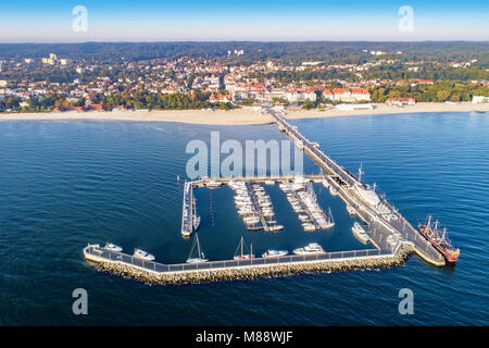 Sopot Resort in Polen. Hölzerne Seebrücke (Molo) mit Marina, Yachten, Pirate touristische Schiff, Strand, Hotels, Park und die Promenade. Luftaufnahme Stockfoto