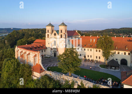 Tyniec in der Nähe von Krakau, Polen. Benediktinerabtei und St. Peter und Paul Kirche, die auf der felsigen Hügel an der Weichsel. Luftaufnahme Stockfoto