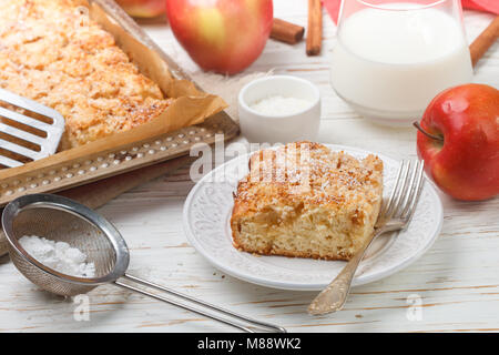 Hausgemachten Apfelkuchen mit Kokosnuss, Zimt und Puderzucker. Traditionelle köstliches Gebäck zum Tee. Selektiver Fokus Stockfoto