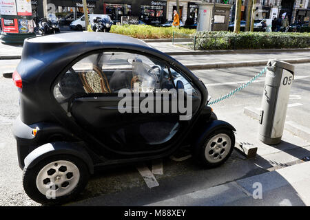 Elektroauto aufladen - Montmartre, Paris, Frankreich Stockfoto