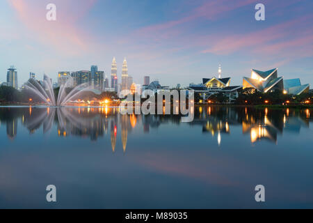 Kuala Lumpur Stadtbild. Bild von Kuala Lumpur, Malaysia bei Sonnenuntergang an titiwangsa Park mit Springbrunnen. Stockfoto