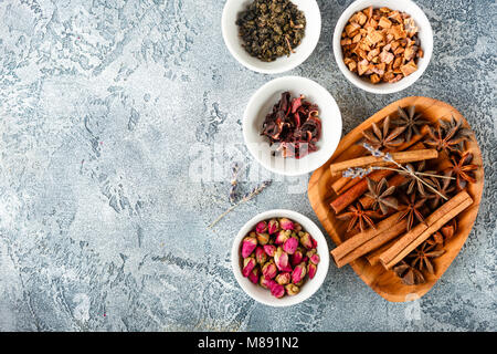 Sammlung von trockenen Tee, rosenknospen Tee, Früchte Tee, Zimt, Anis n Schalen Stockfoto