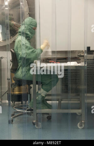 Manipulationen mit Schutzanzügen im Labor Stockfoto