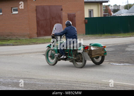 Oldtimer Motorrad mit Beiwagen auf Landstraßen in der Nähe der Stadt Stockfoto