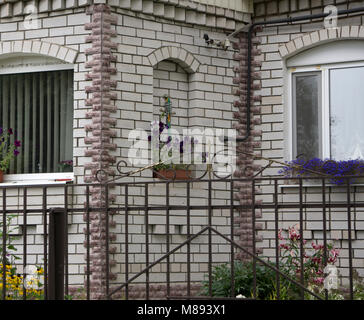 Big custom made Luxus haus mit schön angelegten Vorgarten und Einfahrt zur Garage in einem Vorort von Vancouver, Kanada. Stockfoto