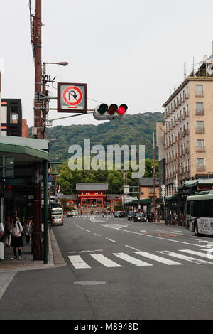 Fußgänger überqueren Sie die Straße über den Zebrastreifen an Gion in Kyoto, Japan. Stockfoto
