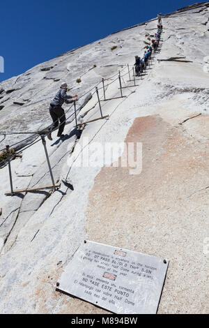 CA 02881-00 ... Kalifornien - Wanderer auf dem Kabel nach oben verlegen, Half Dome im Yosemite National Park. Stockfoto