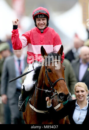 Jockey Paul Townend feiert nach dem Gewinn der Trull House Stud Stuten 'Novizen' Hürde mit Pferd, Laurina während der St Patrick's Donnerstag der Cheltenham Festival 2018 in Cheltenham Racecourse. Stockfoto