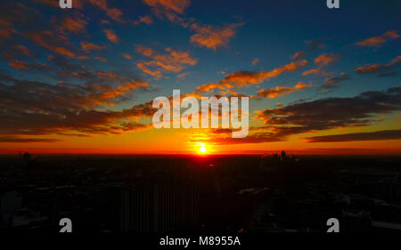 Bewölkt, Sonnenuntergang über den Leicester Stockfoto