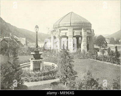 Die Gartenkunst ist eine deutschsprachige Publikation aus dem Jahr 1911, die sich mit Gartengestaltung, Landschaftsarchitektur und Gartenbau befasst. Es präsentiert die Kunst, ästhetisch ansprechende Gärten zu schaffen, und präsentiert innovative Designs, Pflanzenarten und die Prinzipien von Gartengestaltung und Landschaftsgestaltung. Die Publikation betont die kulturellen und künstlerischen Aspekte des Gartenbaus im frühen 20. Jahrhundert. Stockfoto