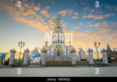 Minsk, Weißrussland - 18. April 2017: Minsk Denkmal Kirche aller Heiligen, und in Erinnerung an die Opfer, die Rettung unseres Vaterlandes serviert in der Morgendämmerung Stockfoto