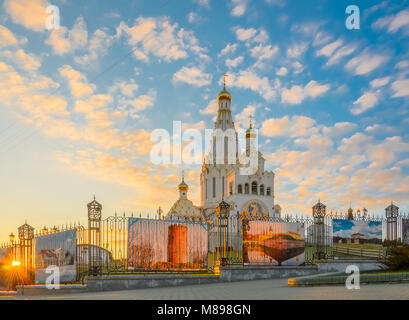 Minsk, Weißrussland - 18. April 2017: Minsk Denkmal Kirche aller Heiligen, und in Erinnerung an die Opfer, die Rettung unseres Vaterlandes serviert in der Morgendämmerung Stockfoto