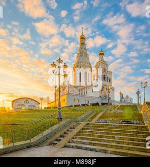 Minsk, Weißrussland - 18. April 2017: Minsk Denkmal Kirche aller Heiligen, und in Erinnerung an die Opfer, die Rettung unseres Vaterlandes serviert in der Morgendämmerung Stockfoto