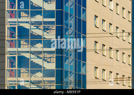 Treppenhaus eines Bürogebäudes hinter einer Glasfassade. Gebäude Architektur Hintergrund Stockfoto
