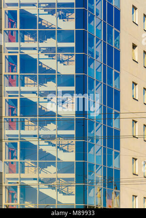Treppenhaus eines Bürogebäudes hinter einer Glasfassade. Gebäude Architektur Hintergrund Stockfoto