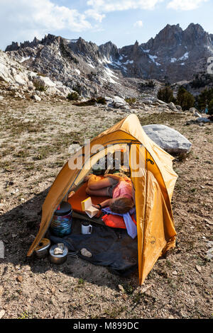 CA 03291-00 ... Kalifornien - Vicky Feder entspannt auf einem Campingplatz in der Nähe von Silver Pass in der John Muir Wildnis entlang der John Muir Trail (Pacific Crest Tra Stockfoto
