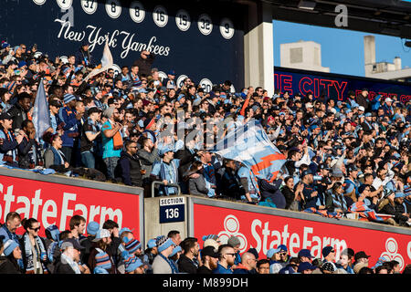 NYCFC Fans feiern ein Ziel während Ihres Teams 2-1 über die LA Galaxy zu gewinnen. Stockfoto