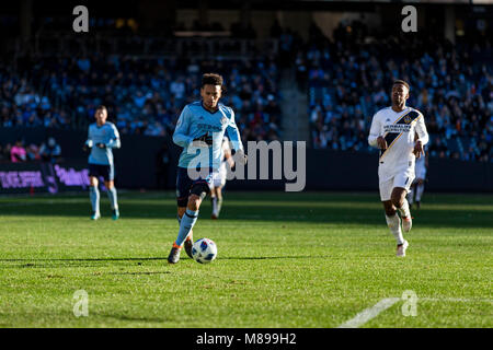 NYCFC Alexander Callens (6) läuft mit dem Ball in der zweiten Hälfte während Ihrer 2-1 über LA Galaxy in ihrem Hauptöffner. Stockfoto