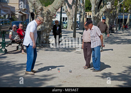 Lokale Männer spielen Boule (Pétanque) am Place des Lices, ein beliebtes Spiel, Altstadt von Saint Tropez, Côte d'Azur, Südfrankreich, Cote d'Azur, Frankreich, Eu Stockfoto