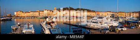 Panoramaaussicht, Abendstimmung am Hafen von Saint-Tropez, Luxus Yachten am Liegeplatz, hinter der Promenade schlendern, Côte d'Azur, Südfrankreich, Cote Stockfoto