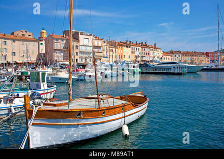 Segelboot und Fischerboote am Hafen von Saint Tropez, Côte d'Azur, Südfrankreich, Cote d'Azur, Frankreich, Europa Stockfoto