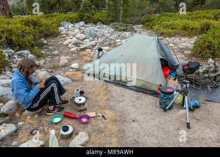 CA 03303-00 ... Kalifornien - Vicky Frühling Frühstück vorbereiten am Campingplatz entlang Piute Creek in der John Muir Wildnis. (Herr #S1) Stockfoto