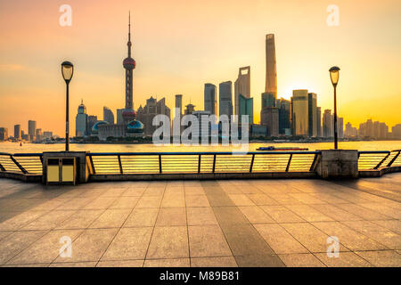 SHANGHAI, China - 15. FEBRUAR 2018: die Wolkenkratzer von Lujiazui Skyline, den Bund, den Fluss Huangpu, und dem Shanghai Tower. Shanghai ist die größte Cit Stockfoto