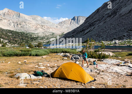 CA 03312-00 ... Kalifornien - Campingplatz am Palisade Seen in Kings Canyon National Park entlang der John Muir Trail. Stockfoto