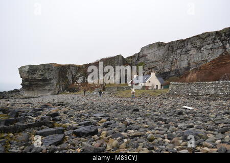 "Isle of Skye ''Scotland's kye Brücke 'Wasserfälle' 'Hochland'' Croft ''Scenery' 'Boote'' Atlantik ''mBerge '''Scotland Menschen''' Seen'. Stockfoto