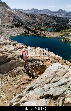 CA 03364-00 ... Kalifornien - Vicky Feder, die an der "Ansicht"-Formulars Silver Pass entlang der John Muir Trail, John Muir Wildnis. Stockfoto