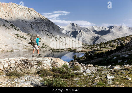 CA 03394-00 ... Kalifornien - Vicky Frühling Wandern auf dem John Muir Trail bei Marjorie See in Kinga Canyon National Park. (Herr #S1) Stockfoto