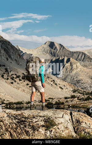 CA 03395-00 ... Kalifornien - Vicky Frühling Wandern auf dem John Muir Trail bei Marjorie See in Kings Canyon National Park. (Herr #S1) Stockfoto