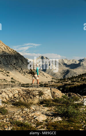 CA 03396-00 ... Kalifornien - Vicky Frühling Wandern auf dem John Muir Trail bei Marjorie See in Kings Canyon National Park. (Herr #S1) Stockfoto