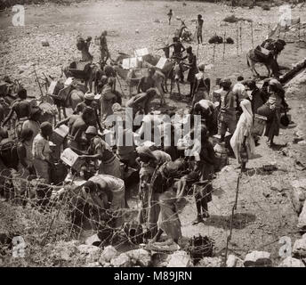 1940 s Osten Afrika - auf der Suche nach Wasser, ausgetrockneten Flussbett Italienisch Somaliland, Somalia, Baidoa Stockfoto