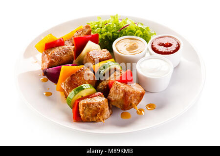 Gegrilltes Fleisch und Gemüse auf weißem Hintergrund Stockfoto