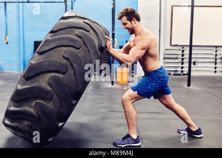 Junge Kaukasier Männlich arbeitet Stockfoto