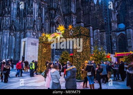 Köln, Deutschland - Dezember 15, 2017: Weihnachtsmarkt in der Nähe der Dom in Köln Deutschland in der Abendsonne Stockfoto