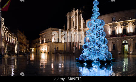 Weihnachten in Syrakus, Italien. Weihnachtsbaum in Piazza del Duomo auf der Insel Ortygia Stockfoto