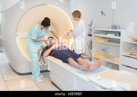 Arzt suchen Bei Patienten durch CT-Scan Stockfoto