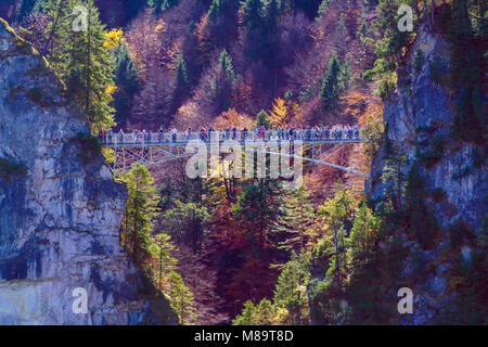 Touristen stehen auf Marienbruecke (Marie's Bridge) in der Nähe von Schloss Neuschwanstein Stockfoto