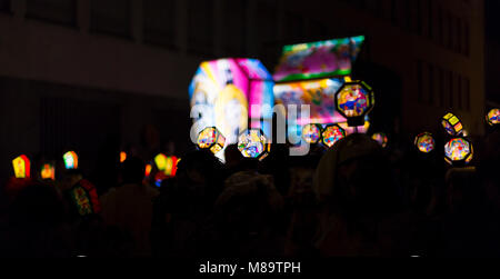 Stadthausgasse, Basel, Schweiz - 19. Februar, 2018. Bunt beleuchteten Laternen während der MORGESTRAICH Parade in der Altstadt. Stockfoto