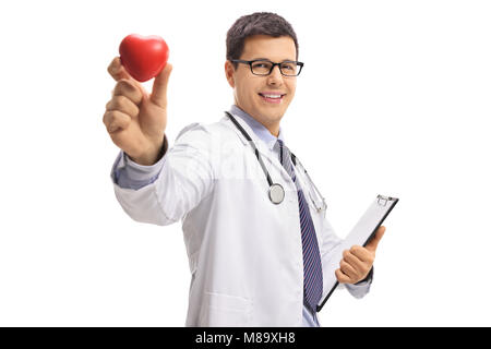 Arzt Holding ein Clipboard und zeigt ein Herz auf weißem Hintergrund Stockfoto