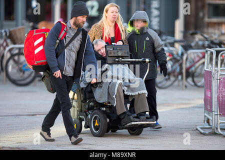 Bild vom Januar 2017 zeigt Professor Stephen Hawking nach ins Kino gehen in Cambridge Star Wars auf seinen 75. Geburtstag zu beobachten. Weltweit renommierte Physiker Stephen Hawking hat im Alter von 76 Jahren gestorben. Er friedlich in seinem Haus in Cambridge in den frühen Morgenstunden des Mittwoch starb, seine Familie sagte. Der britische Wissenschaftler wurde für seine Arbeit mit schwarzen Löchern und Relativität berühmt, und schrieb mehrere Populärwissenschaftliche Bücher, darunter Eine kurze Geschichte der Zeit. Stockfoto