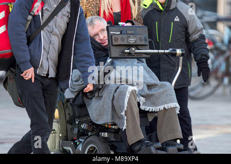 Bild vom Januar 2017 zeigt Professor Stephen Hawking nach ins Kino gehen in Cambridge Star Wars auf seinen 75. Geburtstag zu beobachten. Weltweit renommierte Physiker Stephen Hawking hat im Alter von 76 Jahren gestorben. Er friedlich in seinem Haus in Cambridge in den frühen Morgenstunden des Mittwoch starb, seine Familie sagte. Der britische Wissenschaftler wurde für seine Arbeit mit schwarzen Löchern und Relativität berühmt, und schrieb mehrere Populärwissenschaftliche Bücher, darunter Eine kurze Geschichte der Zeit. Stockfoto