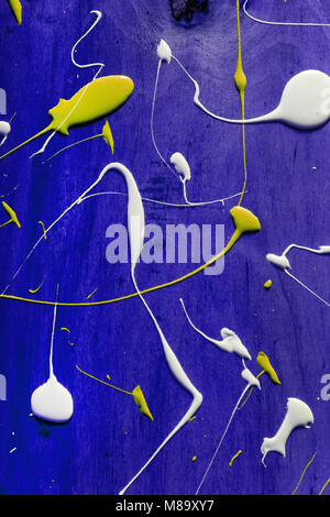 Künstler arbeiten Holz- Tischplatte mit Farbmarkierungen spill Alle über die Oberfläche. Hintergründe Sammlung - Flecken und Schlieren von Farbe auf den lackierten Woode Stockfoto