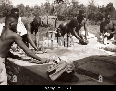 1940 East Africa - askari Soldaten waschen Stockfoto